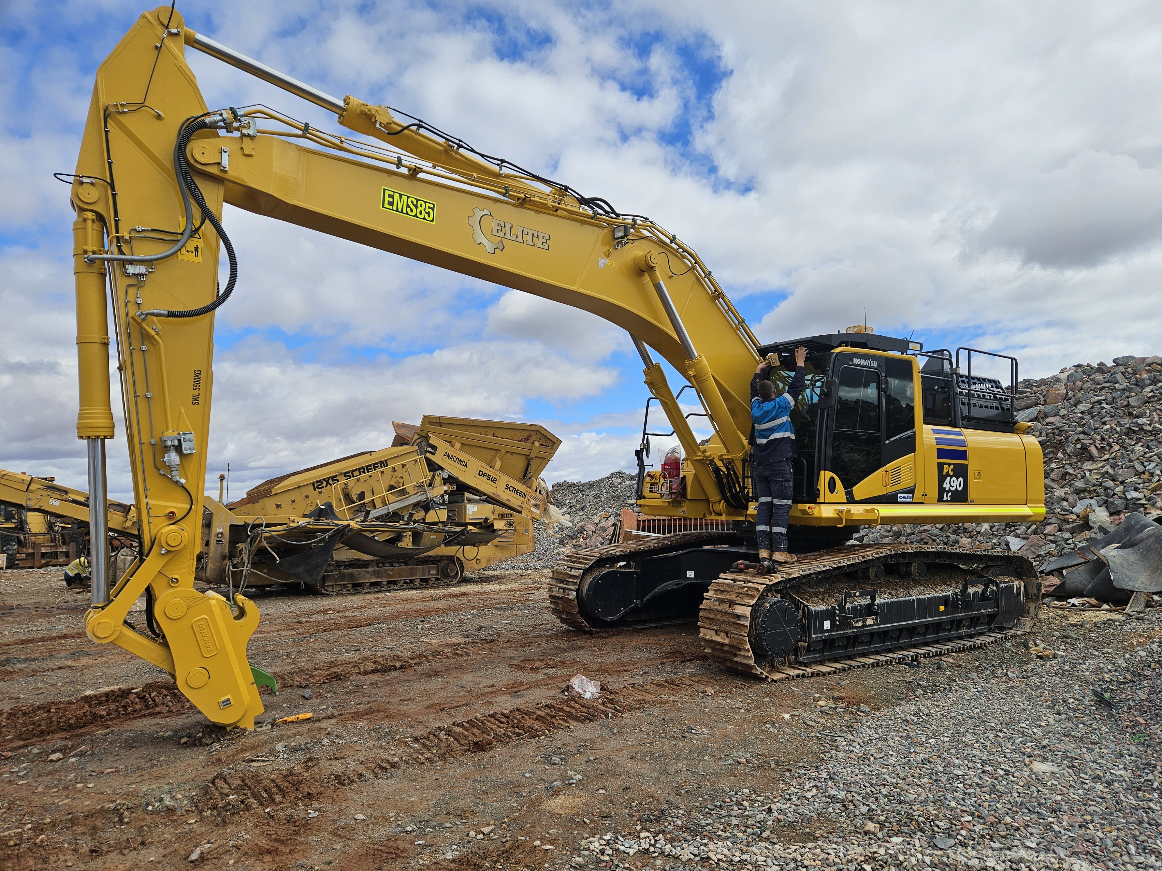 Komatsu PC490 49-tonne tracked excavator on a WA civil works site