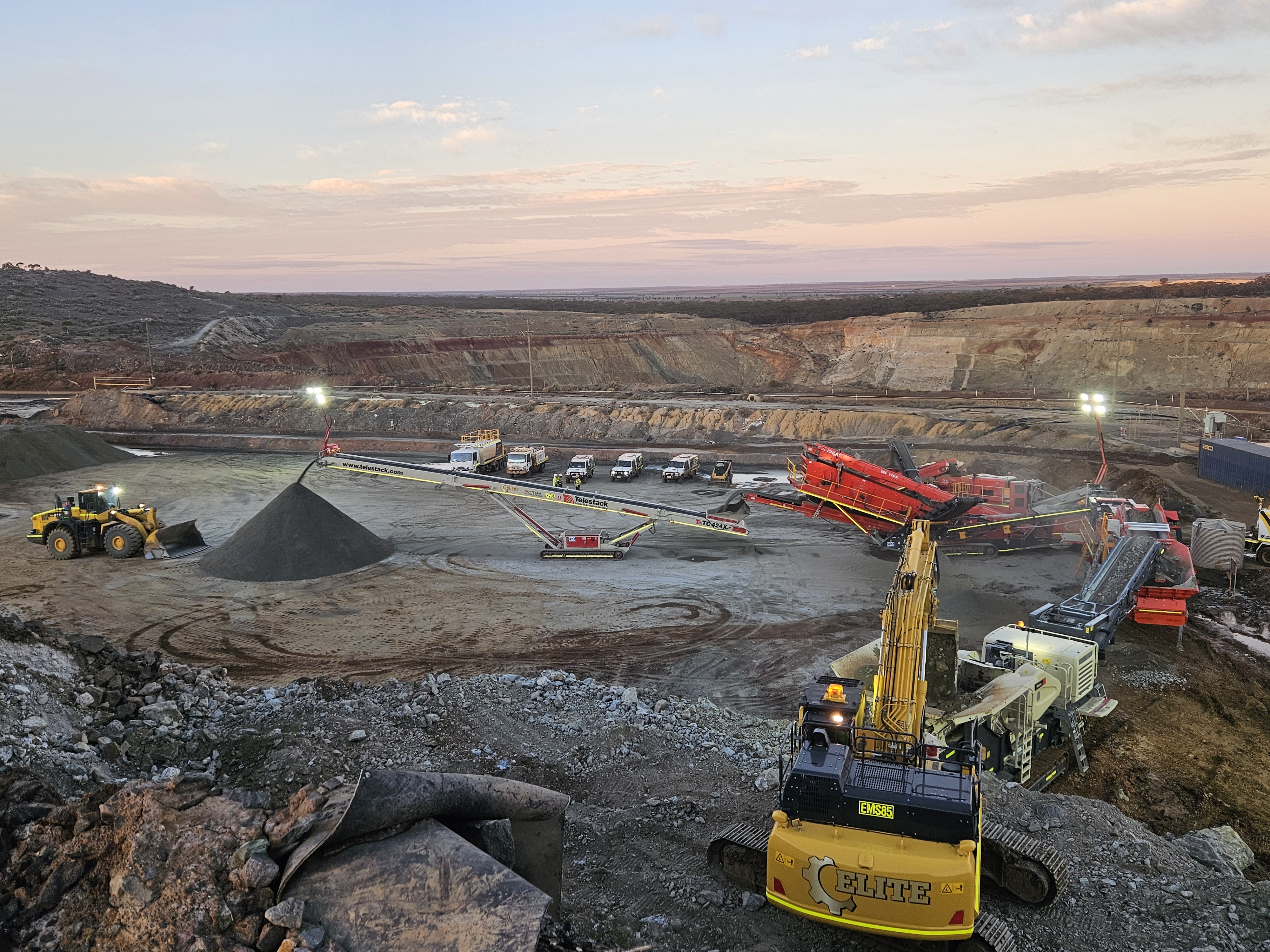Dawn pit overview at Marvel Loch — historic ROM crushing campaign