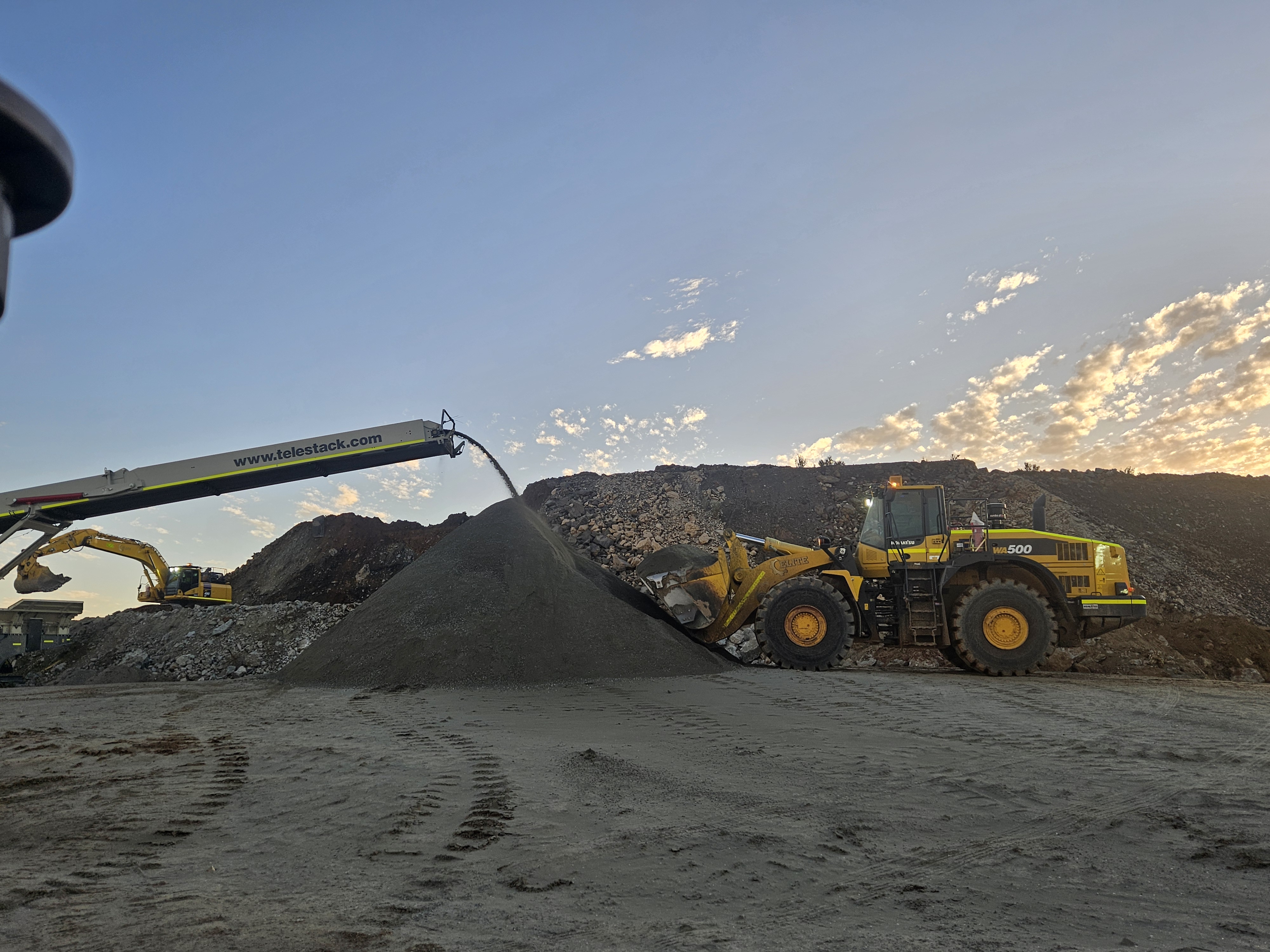 Telestack TC424X stacker loading a Komatsu WA500 — Kalgoorlie aggregate program